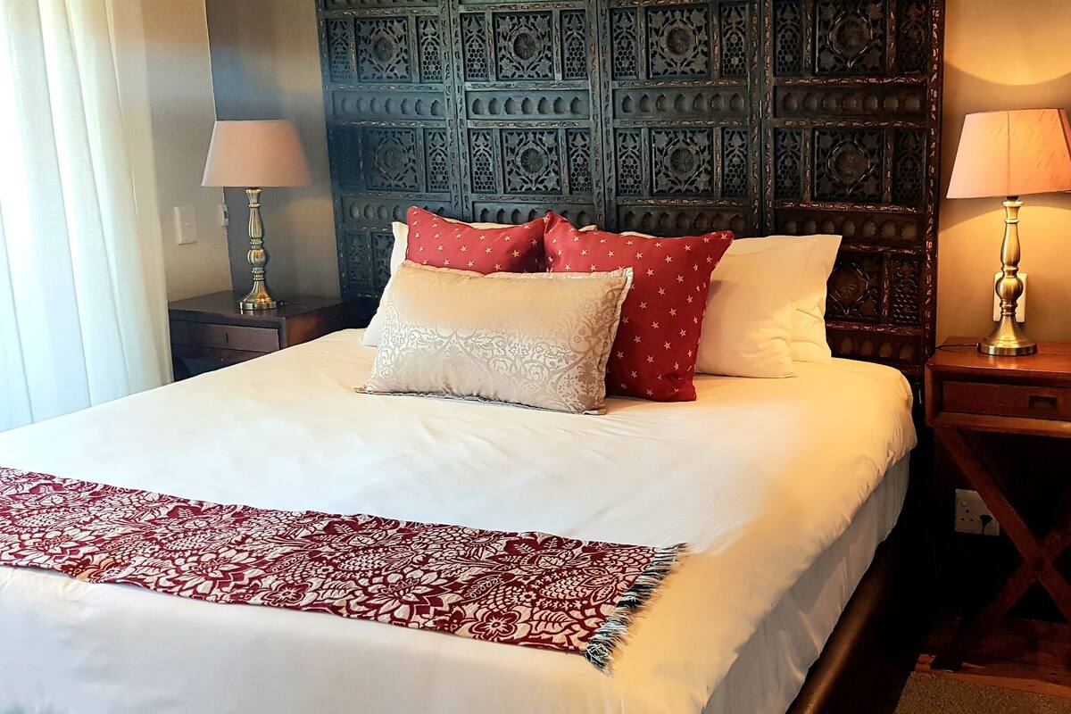 Deluxe Room, Ensuite | Hypo-allergenic bedding, in-room safe
