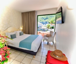 Habitación Confort, 1 cama Queen size, para no fumadores, Terraza | Escritorio y espacio para trabajar con laptop