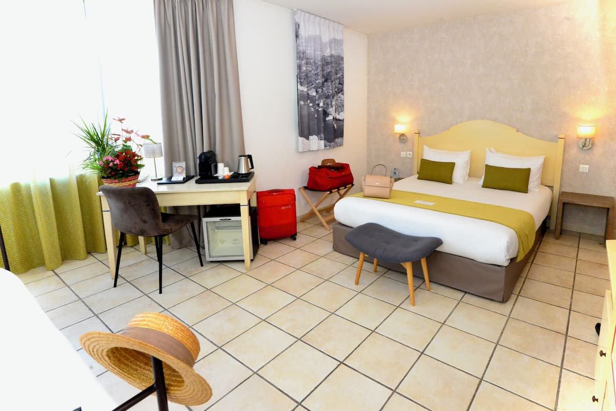 Chambre familiale, Plusieurs lits, non-fumeur | Bureau, espace de travail pour ordinateurs portables
