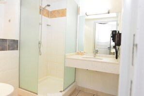 Shower, rainfall showerhead, free toiletries, hair dryer - Sure Hotel by Best Western Gemenos en Provence (Gemenos)