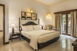 Minibar, caja de seguridad en la habitación y escritorio 