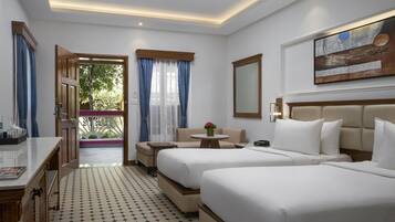 Minibar, caja de seguridad en la habitación y escritorio