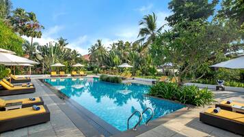 Außenpool, Sonnenschirme, Liegestühle