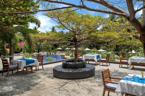 4 restaurantes, se sirven desayunos, comidas, cenas y cocina portuguesa