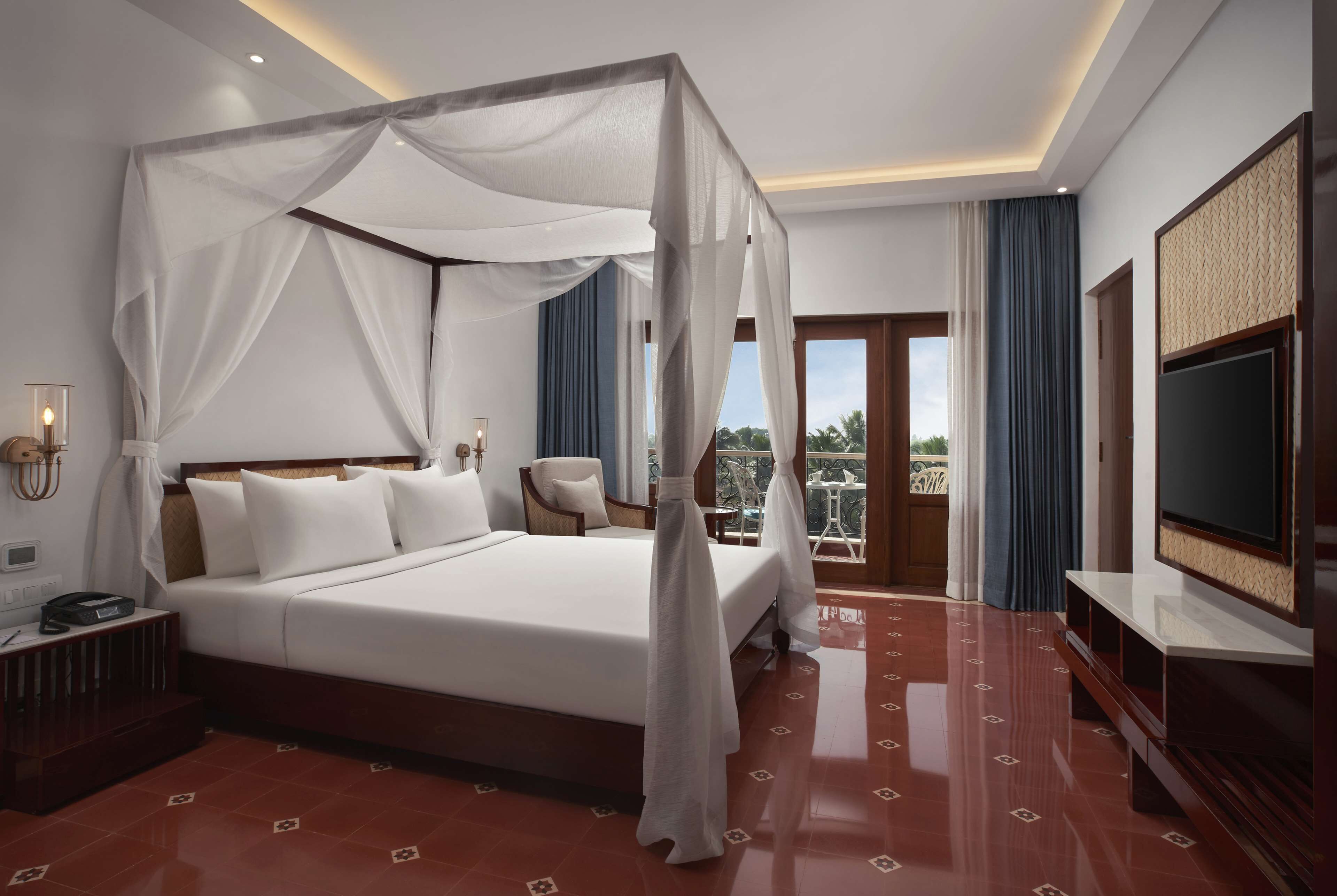 Luxury Suite with Living Room and Balcony ( Partial Garden View ) | 迷你吧、客房内保险箱、办公桌、笔记本电脑工作区