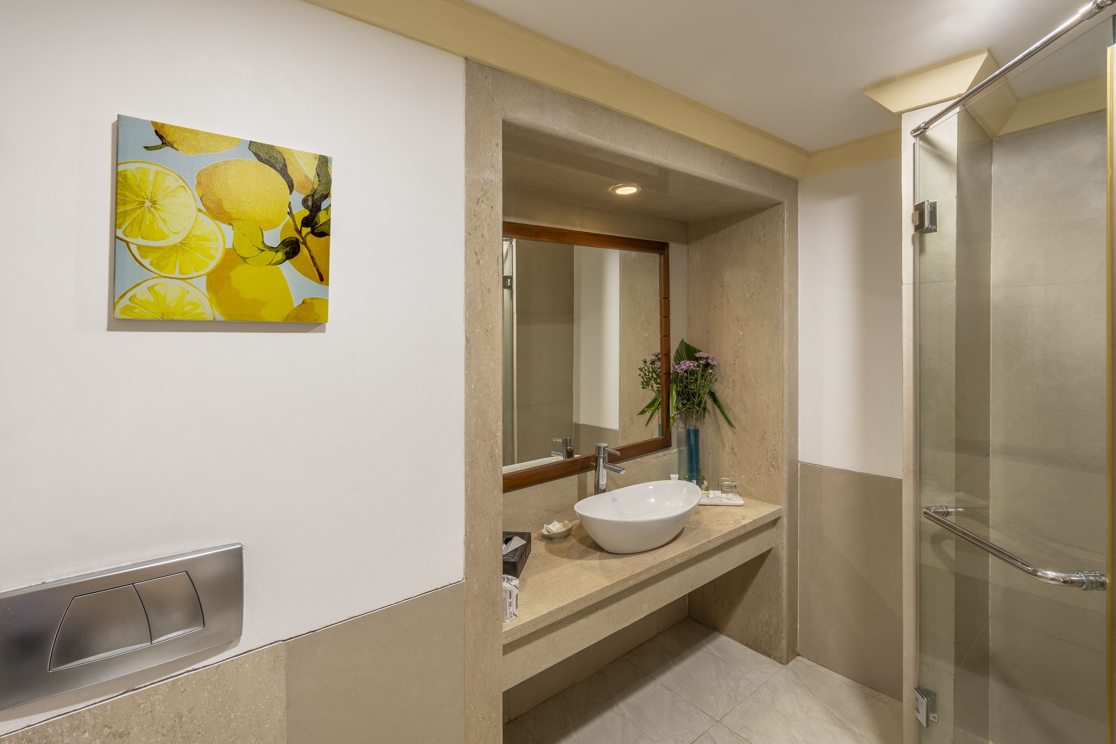Un baño moderno con un espejo grande, un lavabo blanco y una cabina de ducha de vidrio.