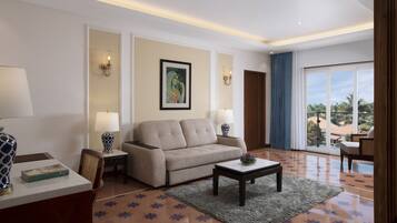 Luxury Suite with Living Room and Balcony ( Partial Garden View ) | Area soggiorno | TV LCD