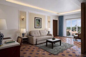 Luxury Suite with Living Room and Balcony ( Partial Garden View ) | Oppholdsområde | LCD-TV