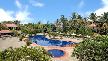 Outdoor pool, pool umbrellas, sun loungers