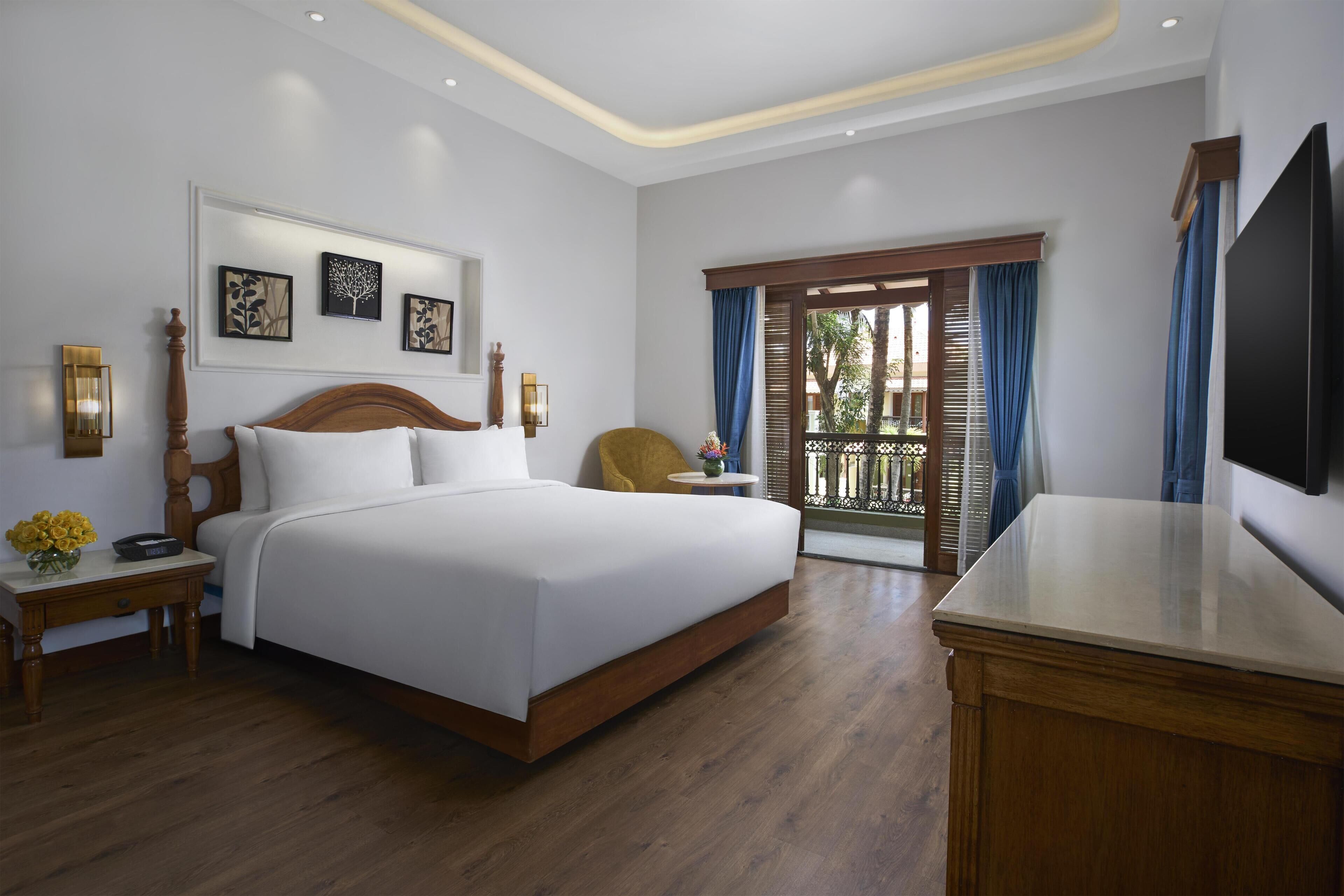 Radisson Suite with Bathtub, Balcony and Garden View ( Villas ) | Minibar, in-room safe, desk, laptop workspace