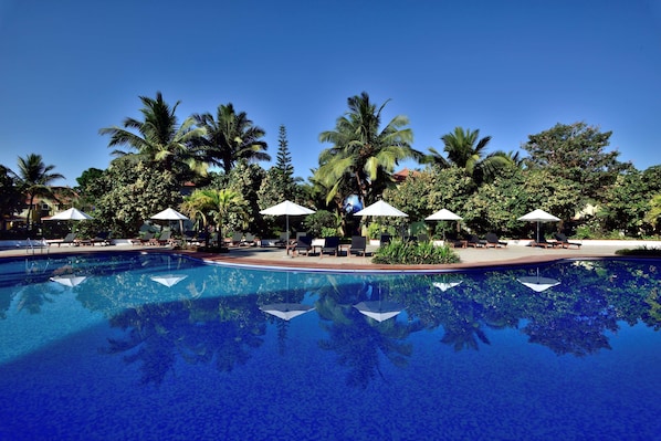Outdoor pool, pool umbrellas, sun loungers
