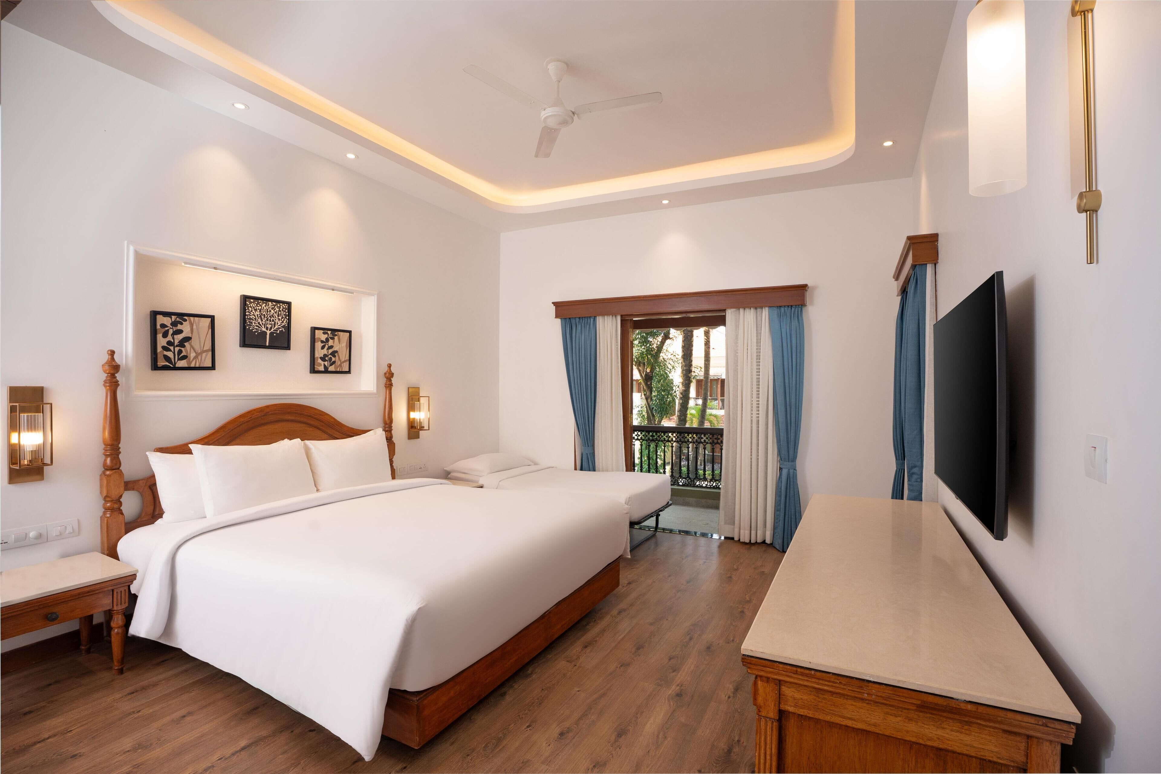 Radisson Suite with Bathtub, Balcony and Garden View ( Villas ) | Minibar, in-room safe, desk, laptop workspace