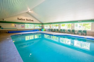 Una piscina cubierta (de 08:00 a 22:00), tumbonas