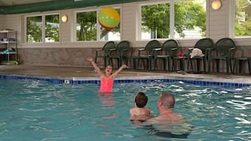 Inomhuspool med öppettider 08.00 till 22.00, och solstolar