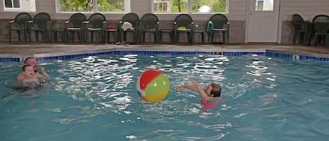 Indendørs pool, åben fra kl. 08.00 til kl. 22.00, liggestole