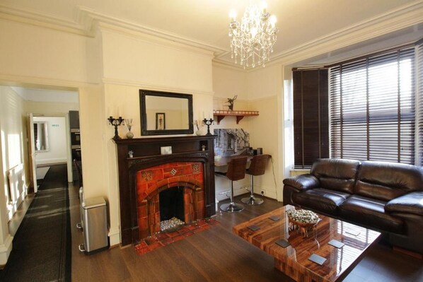 Interior - Tennyson (Lincoln)