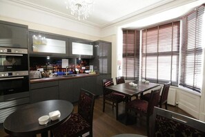 Fridge, microwave, oven, electric kettle - Tennyson (Lincoln)