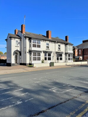 Exterior - Tennyson (Lincoln)