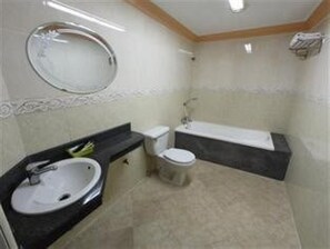 Quarto superior | Banheiro | Chuveiro/banheira combinados, produtos de toalete grátis, chinelos 