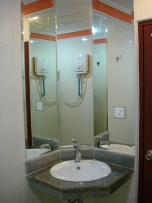 Superior Room | Bathroom | Combined shower/bathtub, free toiletries, slippers, towels - Lucky Star Hotel (Phnom Penh)