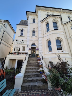 Un edificio con un cartel que dice 'The Sheldon Bed & Breakfast' en la entrada.