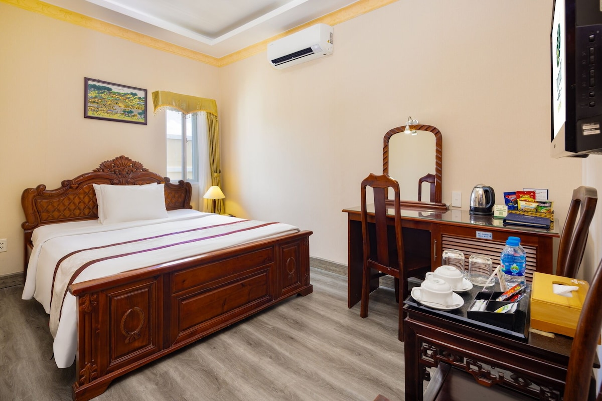 Superior Room with Window | Minibar, in-room safe, desk, laptop workspace