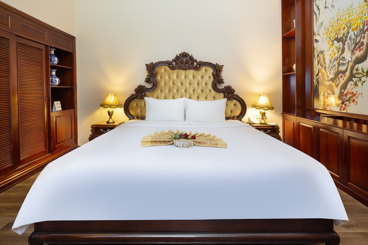 Victory Suite, City View | Minibar, in-room safe, desk, laptop workspace