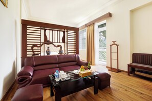 Luxury Room, City View | Minibar, in-room safe, desk, laptop workspace - Victory Saigon Hotel (Ho Chi Minh City)