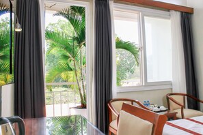 Minibar, in-room safe, desk, laptop workspace - Victory Saigon Hotel (Ho Chi Minh City)