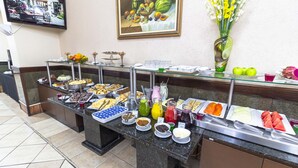 A buffet with various food items and beverages. - Hotel Nacional Inn Curitiba Estação Shopping (Curitiba)