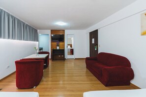 DUPLO FAMÍLIA | Wohnzimmer | 32-Zoll-LCD-Fernseher mit Kabelempfang, Fernseher