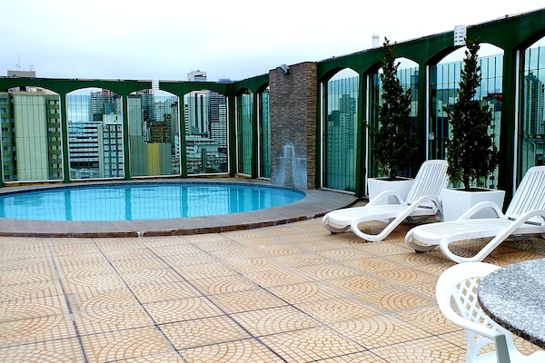 Piscina externa, espreguiçadeiras