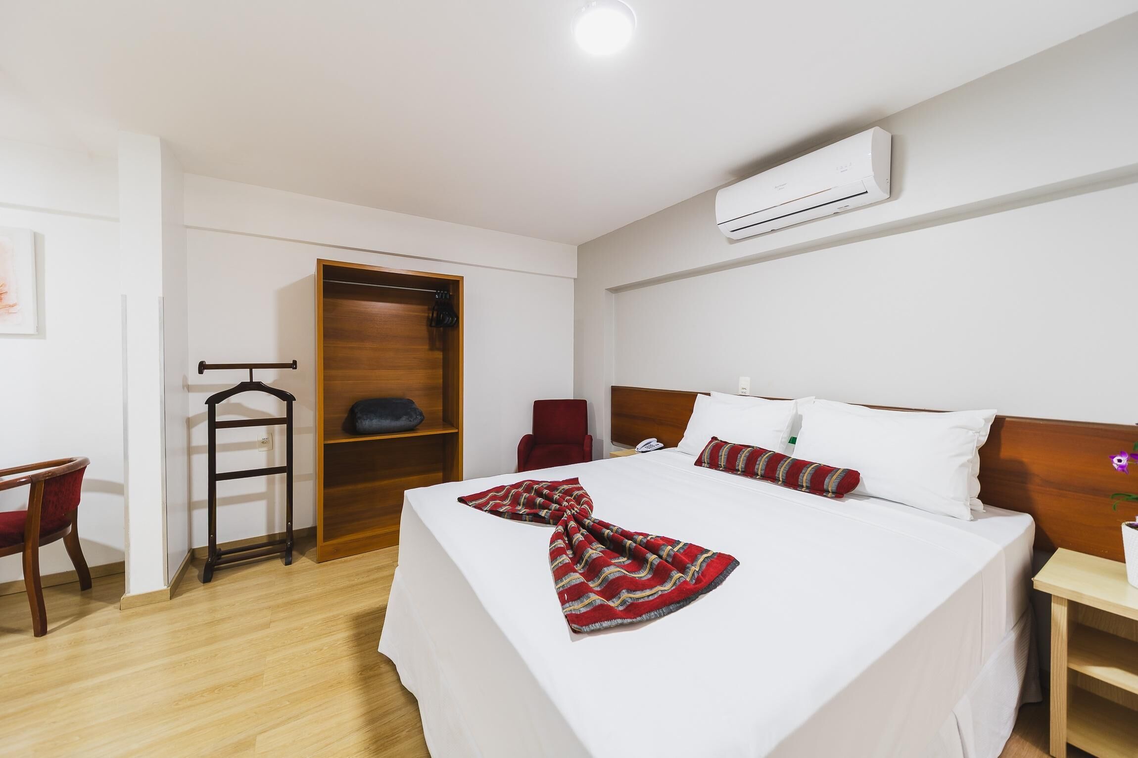 Minibar, in-room safe, WiFi (free), bed sheets