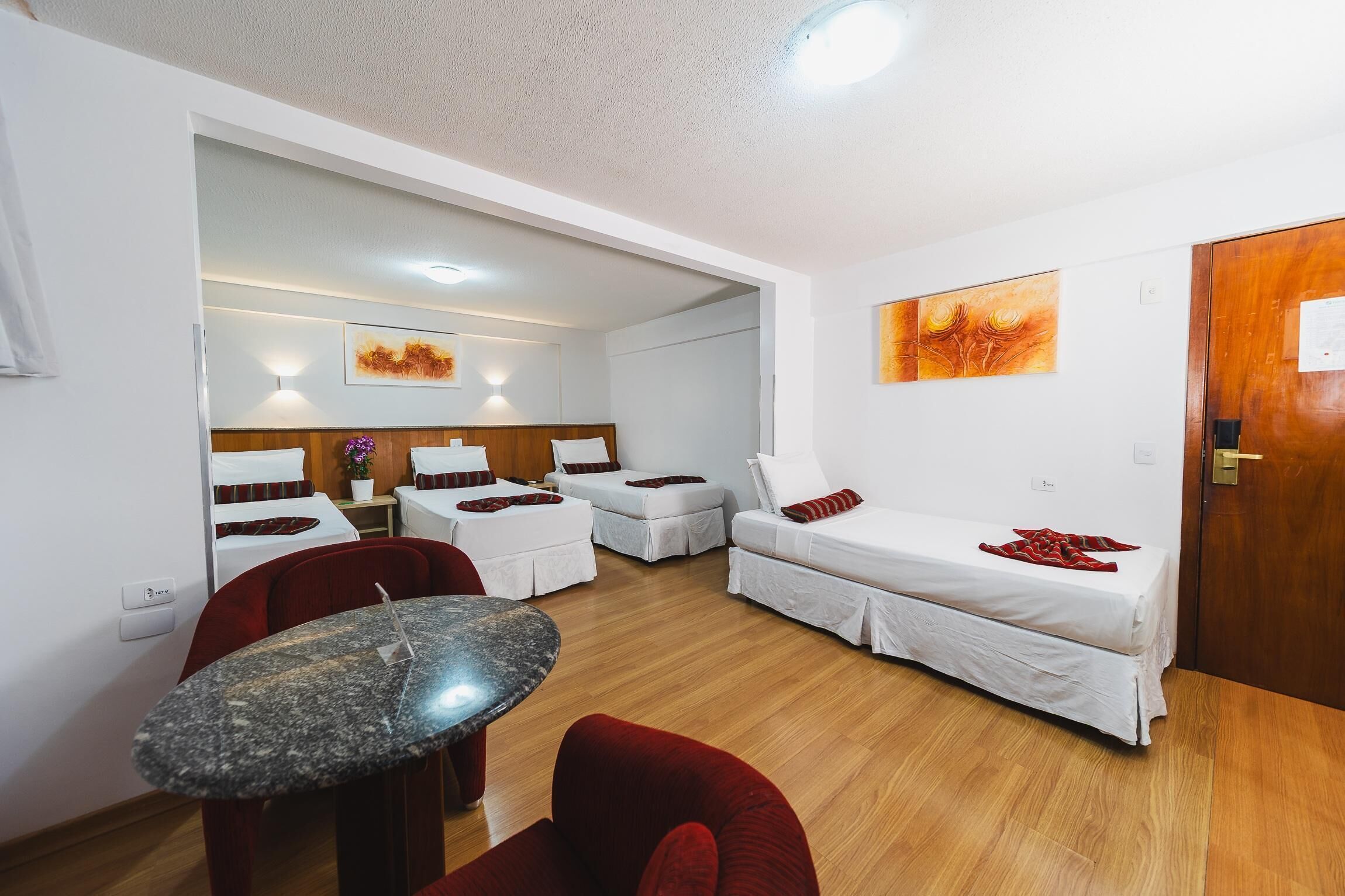 ミニバー、セーフティボックス (室内)、WiFi (無料)、ベッドシーツ