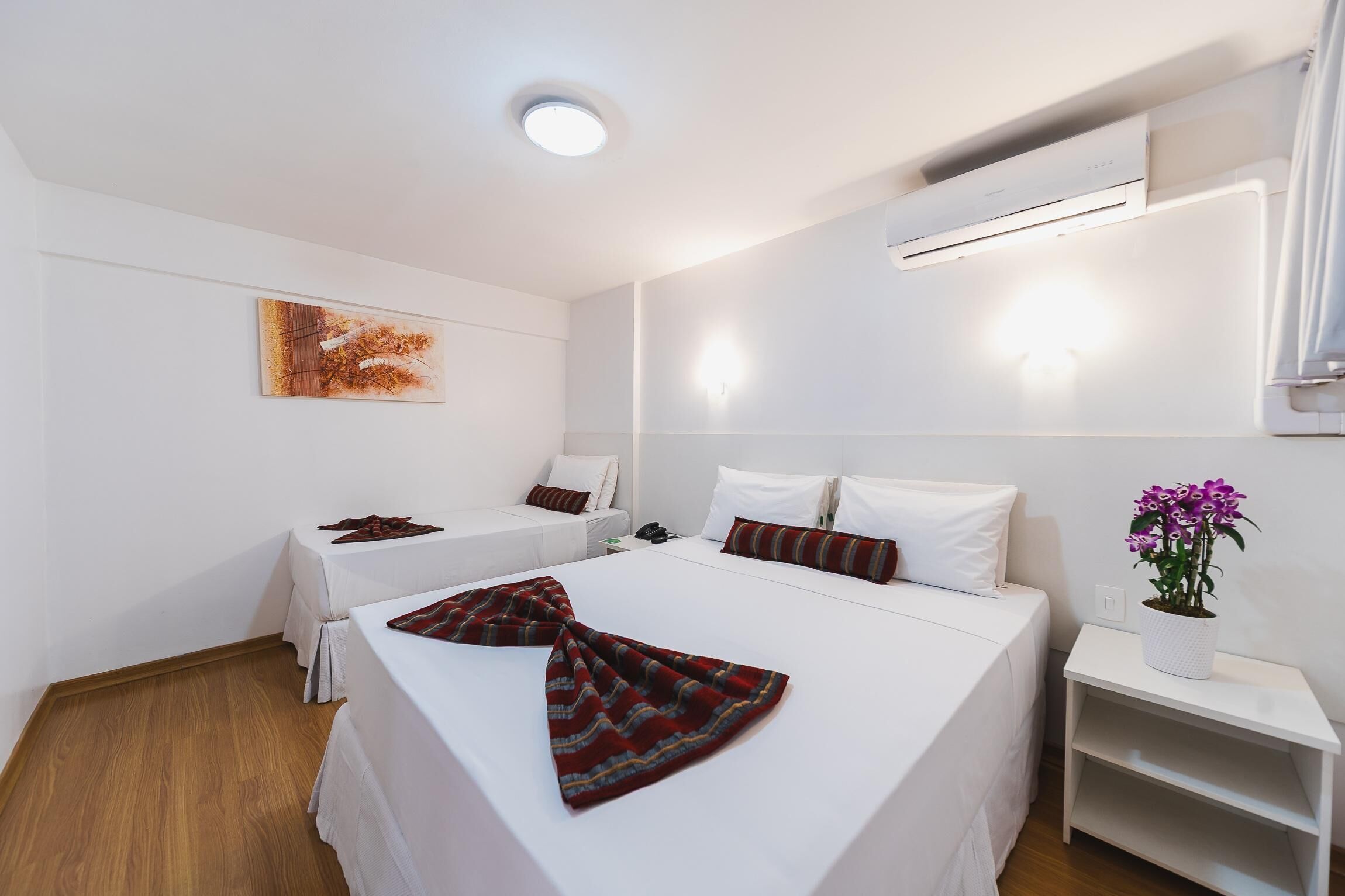 Minibar, in-room safe, WiFi (free), bed sheets