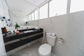 Standard Casal | Badeværelse | Bruser, gratis toiletartikler, hårtørrer, håndklæder