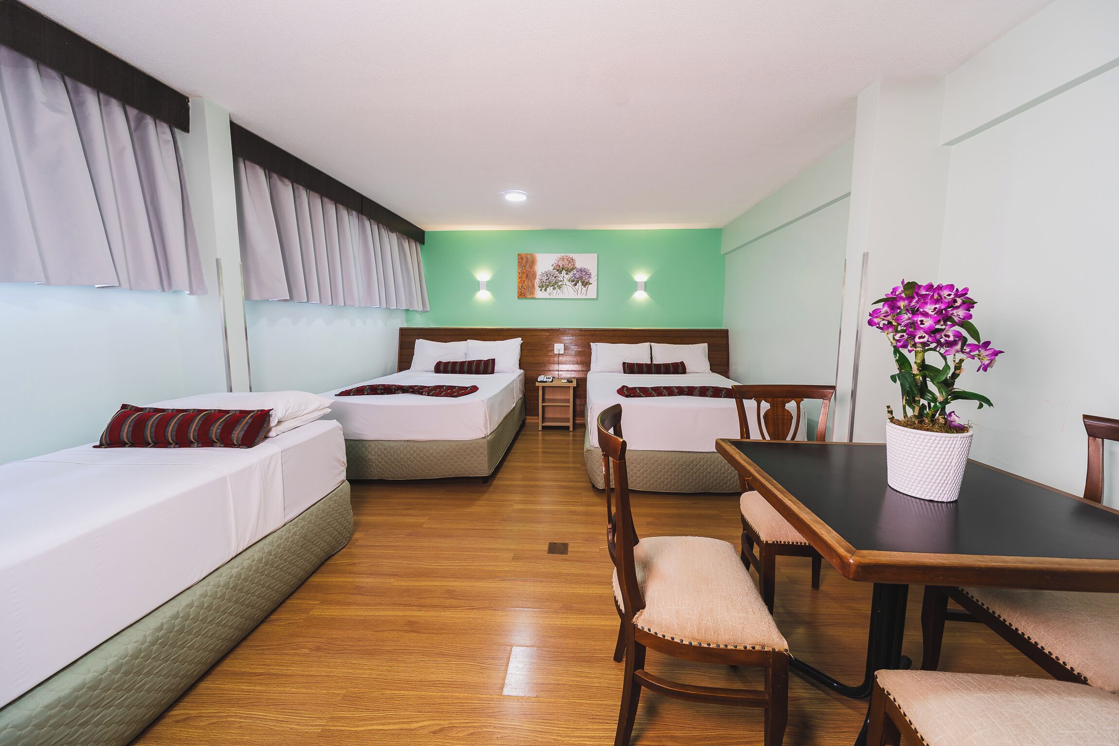 Frigobar, cofres nos quartos, Wi-Fi de cortesia, roupa de cama