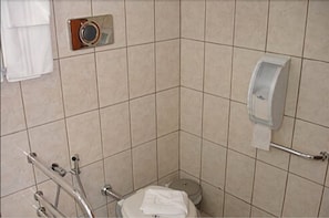 Deluxe Double Room Single Use, 1 Double Bed | Bathroom | Shower, free toiletries, hair dryer, towels - Hotel Londri Star (Londrina)