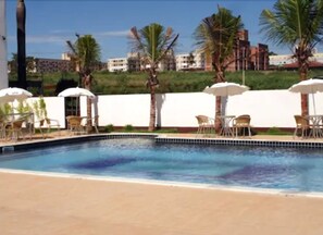 Outdoor pool, sun loungers - Hotel Londri Star (Londrina)