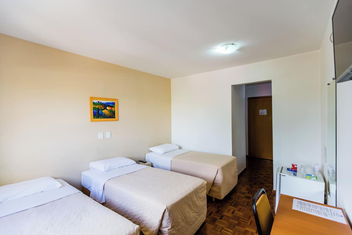 Chambre triple | Minibar, bureau, accès au Wi-Fi (inclus)