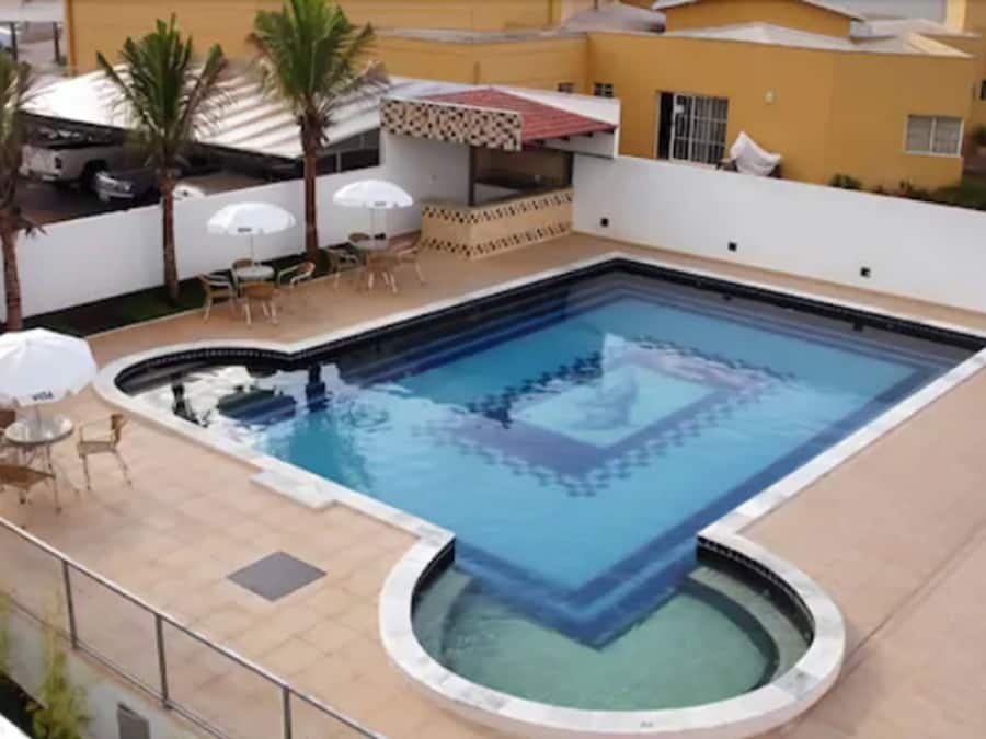 Piscina all'aperto, lettini