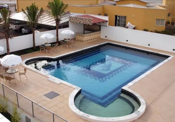 屋外プール、サンラウンジャー