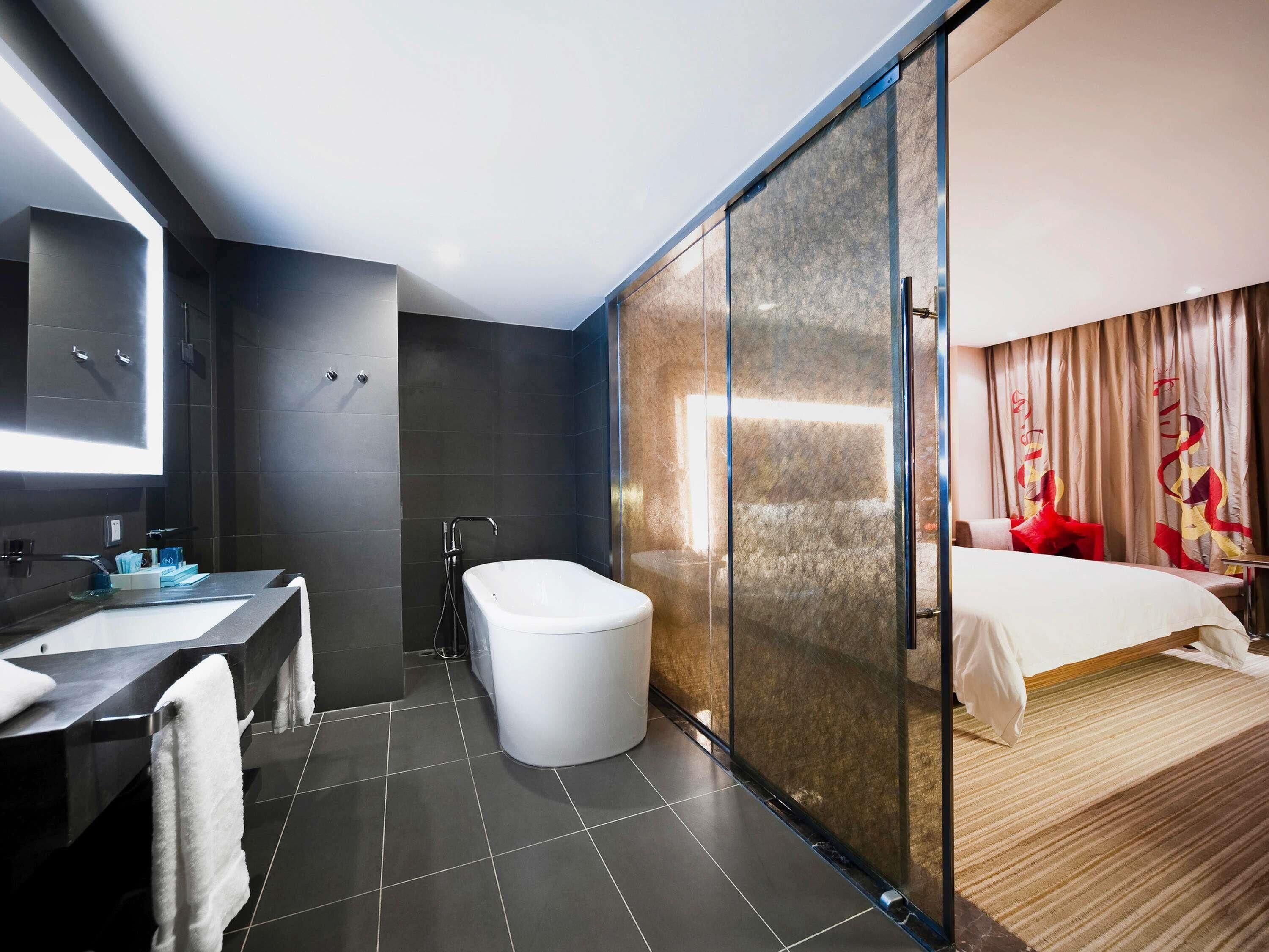 Premier Suite | Premium bedding, free minibar items, in-room safe, desk