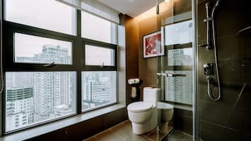Deluxe Cityview Room | Bathroom | Eco-friendly toiletries, hair dryer, bathrobes, slippers