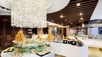 Breakfast (CNY 78 per person)