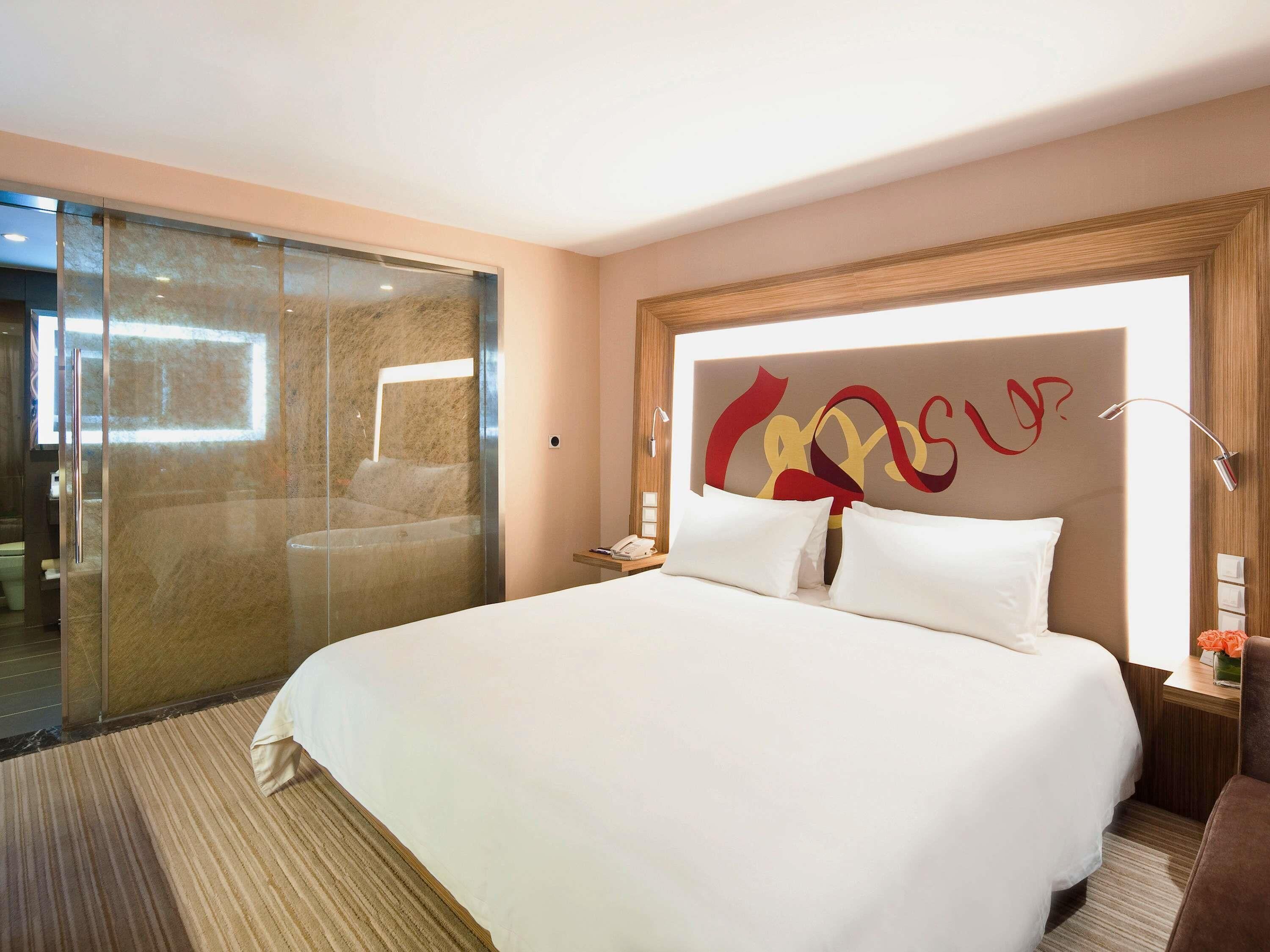 Premier Suite | Premium bedding, free minibar items, in-room safe, desk