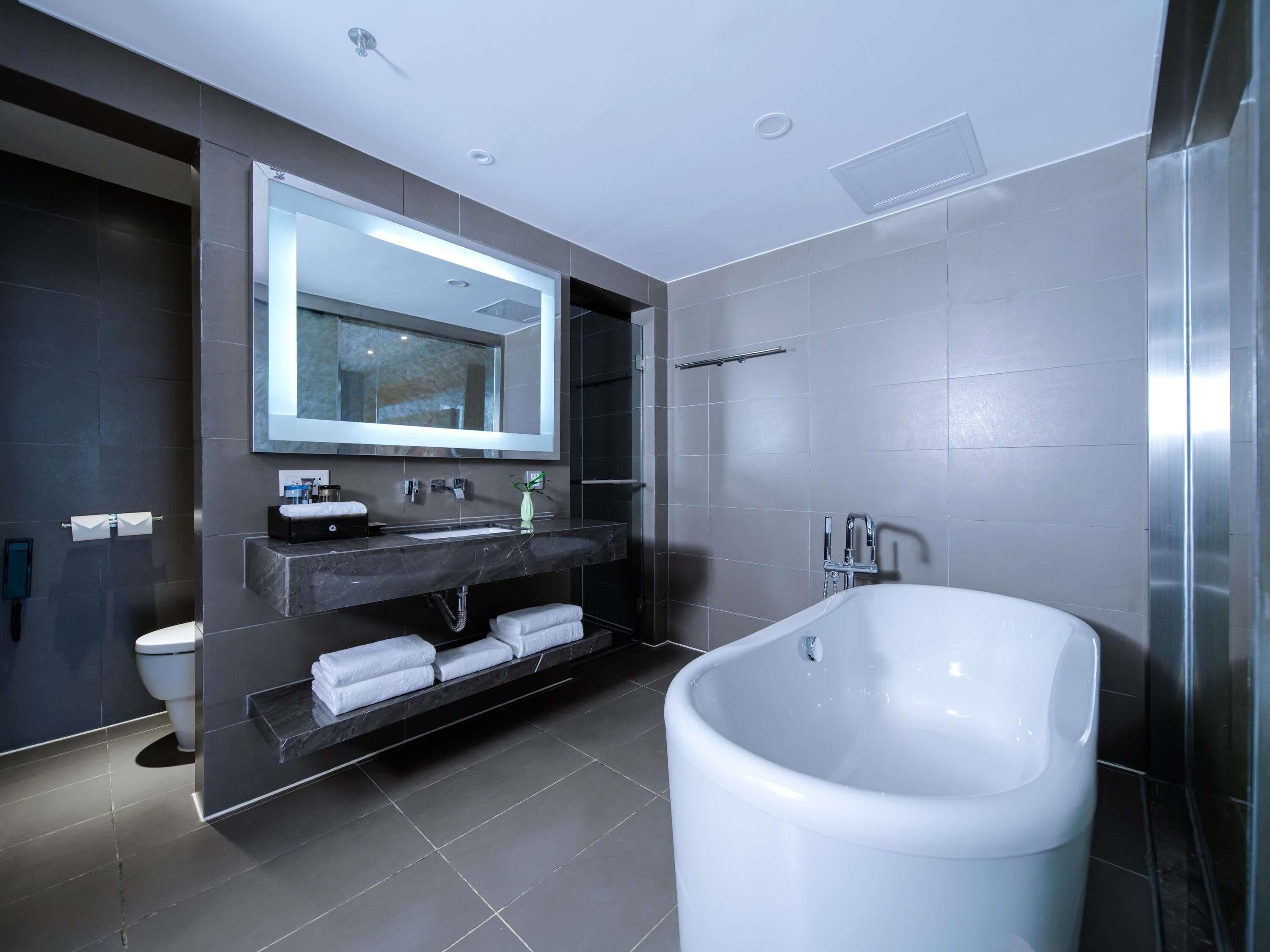 致雅套房 | 高档床上用品、免费迷你吧物品、客房内保险箱、办公桌