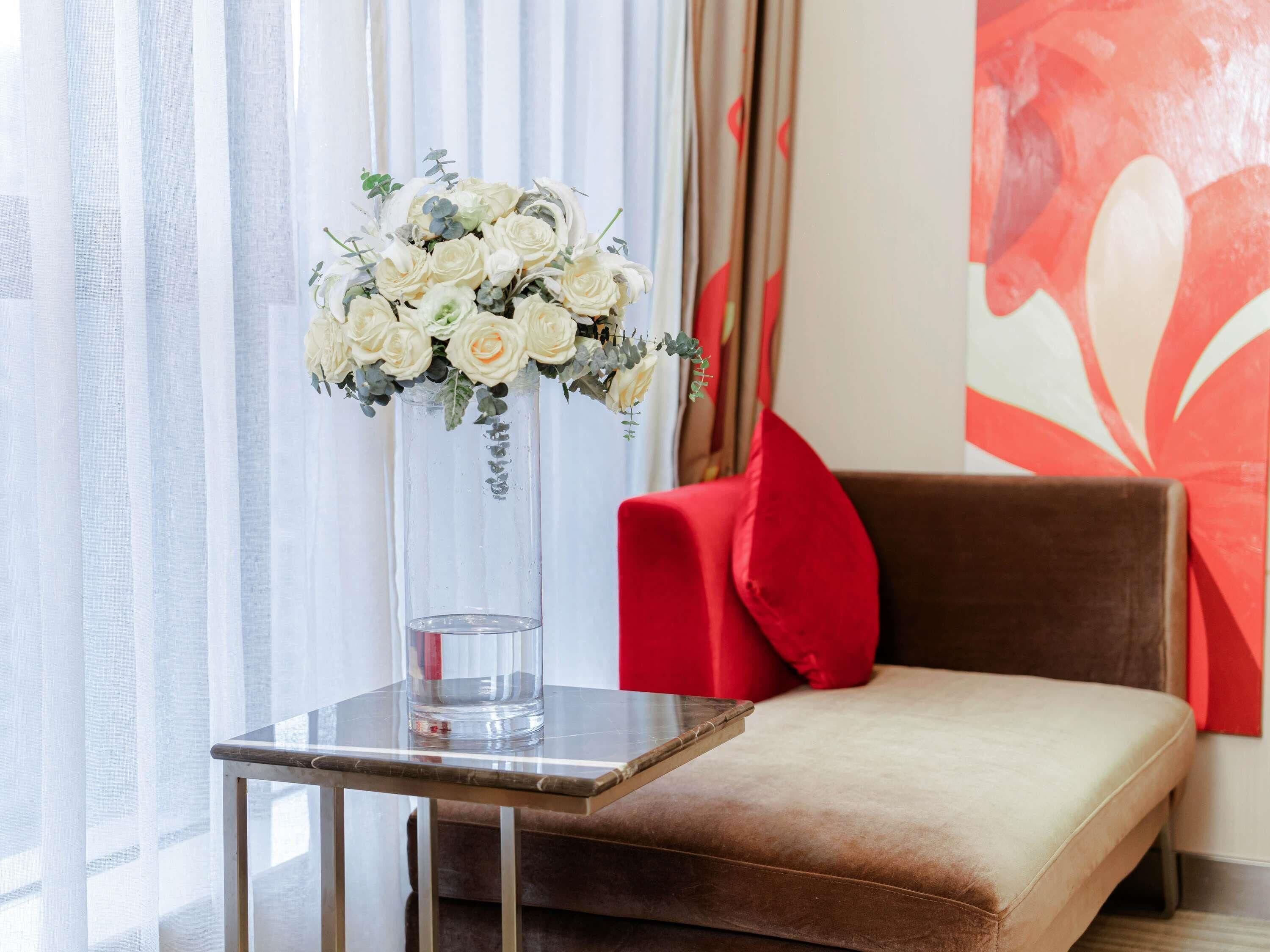 高档床上用品、免费迷你吧物品、客房内保险箱、办公桌