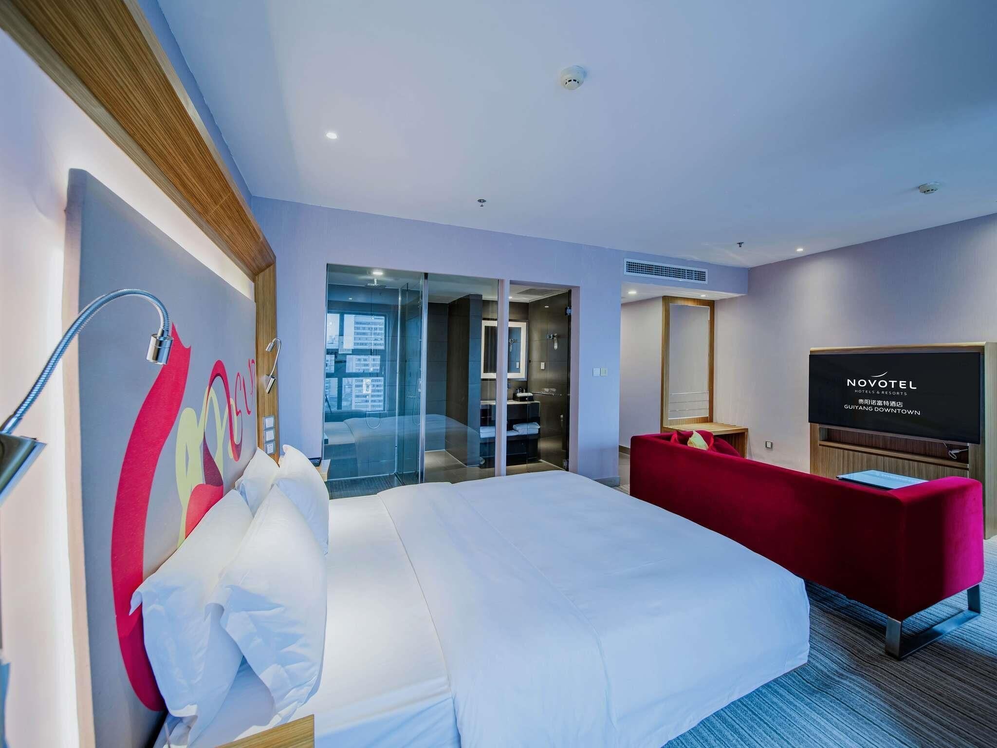 Deluxe Business Room | Premium bedding, free minibar items, in-room safe, desk