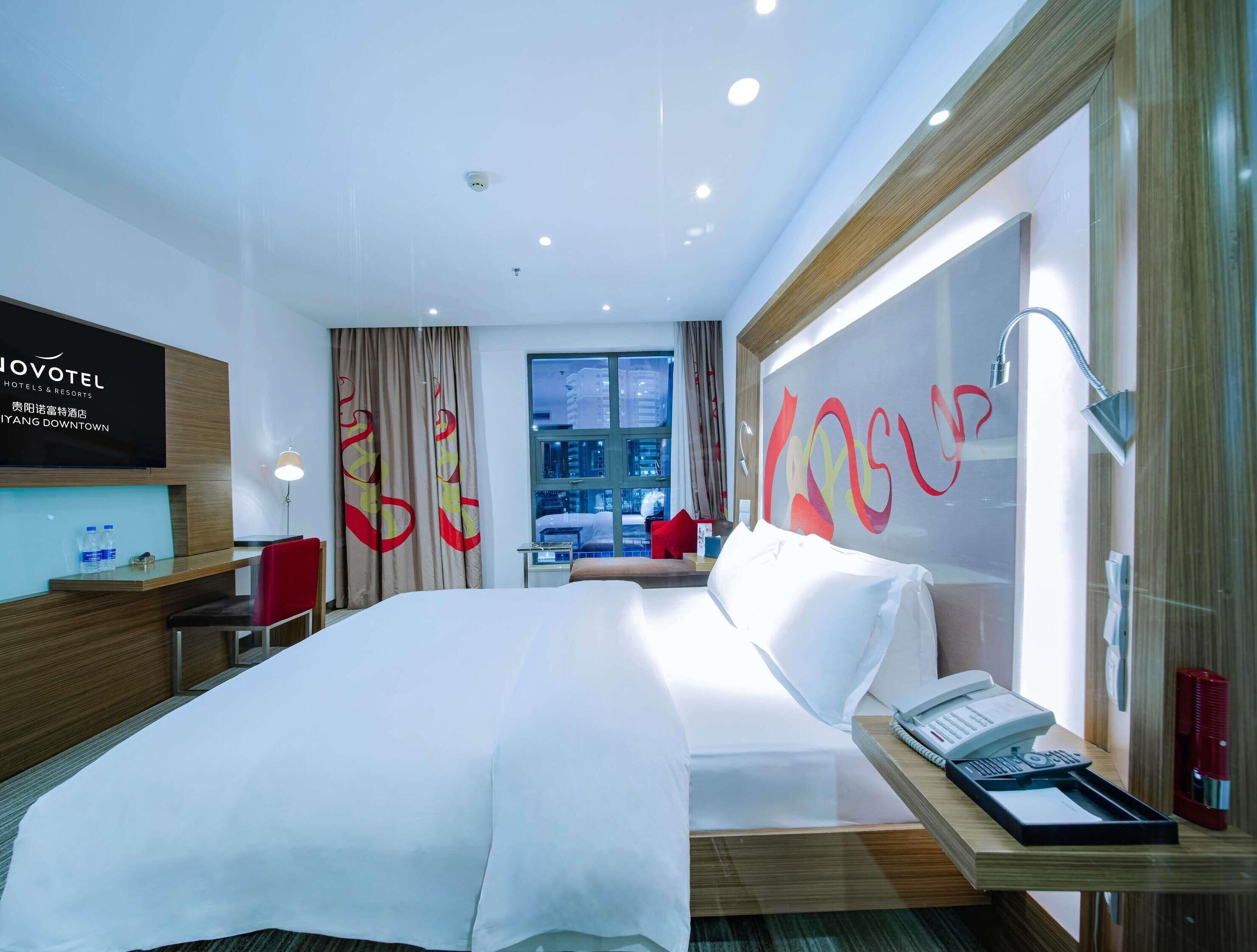 Suite – junior, 1 kingsize-seng | Sengetøy av topp kvalitet, minibarvarer (inkludert) og safe på rommet